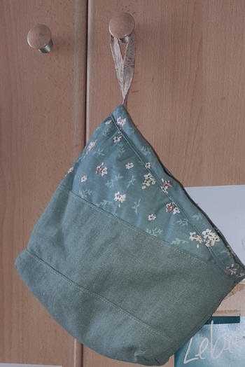 aus einer alten von mir genähten Handtasche wurde ein Hängeutensilo für Ladekabel und Kopfhörer