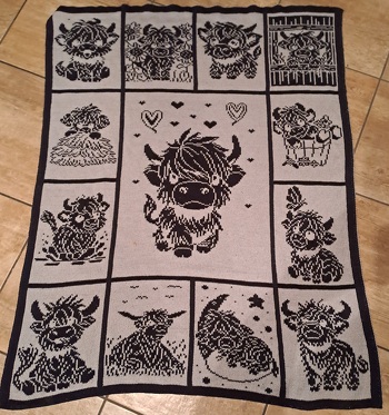Eine Duoble-face-Decke für das Patenkind. Die Anleitung ist von bumblebees-art.arts
("Zora & Friends" - niedliche kleine Doubleface-Decke)
Strickanleitung "Zora & Friends" - niedliche kleine Doubleface-Decke
