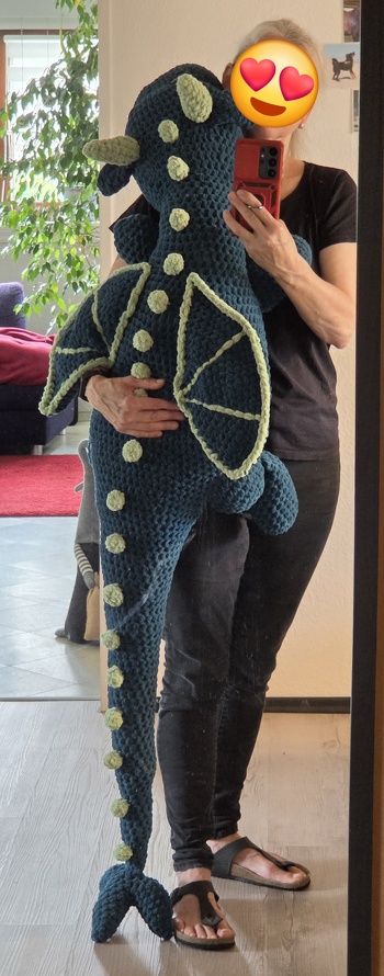 Die Anleitung ist kurz und klar. Es hat Spaß gemacht den Drachen zu häkeln. Habe allerdings mehr Wolle benötigt. Dafür ist er auch größer geworden. Im September zieht er zu meinem Enkel. Vielen Dank für die tolle Idee und Anleitung