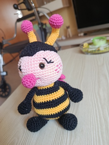 Ein Bienchen 🐝 gehäkelt von mir, die Anleitung ist von Angi Design