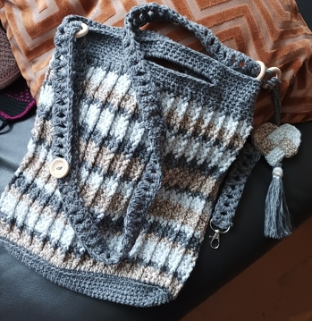 Tasche mit Reliefstäbchen Ursprünglich sollte es mal ein Knotenbeutel werden. Jetzt bin ich froh, dass ich doch so viel geribbelt habe und den Abschluss und Gurt ganz anders gelöst habe. Dazu kommt noch ein kleines Herz mit Quaste als Taschenbaumler und ein Schlüsselband im selben Look wie der Gurt.