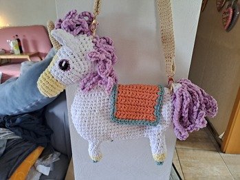 Ein kleines Geschenk für die Grossnichte zur Einschulung - passend zur Schultüte. Anleitung unter Hobbii - The herd bag (#TheHerdCAL: Crochet-along kit)  zu finden.
