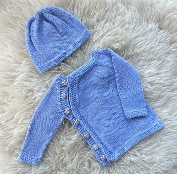 Das Schlütti (Jacke mit seitlichem Knopfverschluss) hat sich nach der Anleitung gut stricken lassen. Beim Mützenmodell musste ich auf eine andere Anleitung ausweichen.