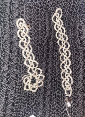 Erste Versuche mit Frivolite, mit einem Schiffchen: Taschenbaumler/Schlüsselanhänger und Armband