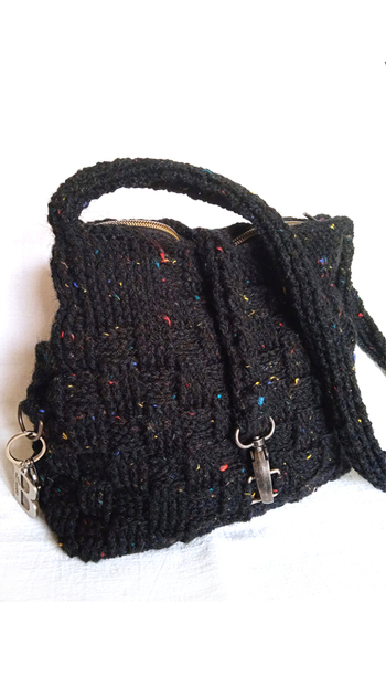 ich durfte die Sock Rock Bag testen und bin seitdem auch die begeisterte Trägerin einer schicken kleinen Tasche die schon von vielen bewundert worden ist. Ich habe Sockenwolle genommen. tolle Anleitung mit Suchtpotential. Konnte gar nicht aufhören zu häckeln. #bag #Tasche #umhängetasche #sockrockbag #sockenwolle