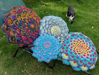 ⚠️ Suchtgefahr!
Fangt bloß nicht an, die "Asteria" zu häkeln!
Die Garndealer freuen sich jedenfalls über diese Garnfresser. 🧶