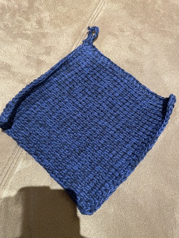 Resteverwertung von zwei angefangenen Baumwollgarnknäueln: Topflappen tunesisch im Grundmuster gehäkelt.