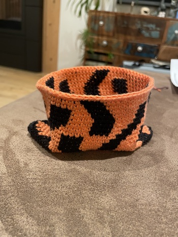 Erster Versuch Tapestry mit normalen fM. Das Täschchen wird versteift und mit Sugus gefüllt verschenkt.