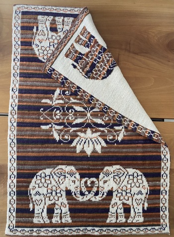 Top Anleitung von a-mano, Babydecke Elefantenliebe. Wenn man einmal den Dreh raus hat mit Double Face stricken läuft es rund. Es hat grossen Spass gemacht, diese Decke zu stricken.