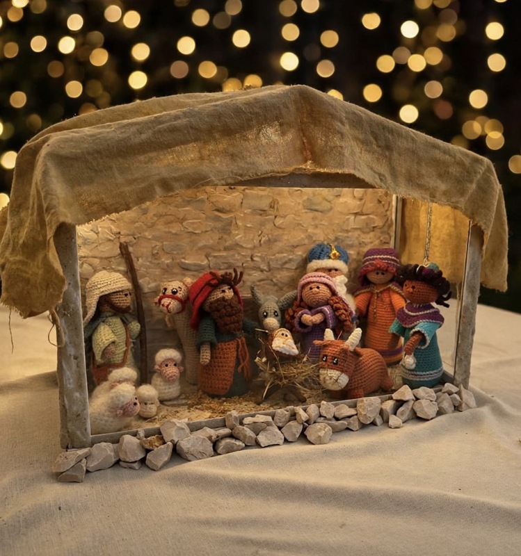 Krippenfiguren Maria Josef Jesuskind und Krippe