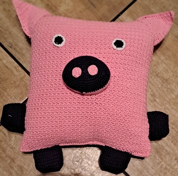 Ein Schweinchen-Kissen für einen kleinen Peppa-Wutz-Fan, damit er im neuen großen Bett nicht so alleine ist.
Anleitung aus Lustige Tierkissen häkeln von Veronika Hug.