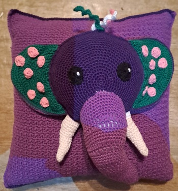 Der kleine Elefant gesellt sich zum Schweinchen, damit sie beide auf ihren kleinen Freund beim Schlafen aufpassen können.
Anleitung aus "lustige Tierkissen häkeln" von Veronika Hug