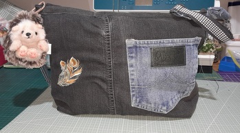 Tasche aus alten Jeans genäht und bestickt