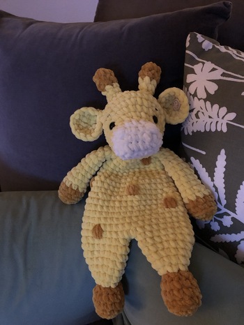 # Giraffe Schnuffeltuch
Wunderschöne Anleitung, hab ich gesehen, wollte ich nachmachen, für einen lieben Kollegen, der gerade zum 1. Mal Opa geworden ist, war es mir ein Herzenswunsch, der kleinen Enkelin diese Giraffe zu schenken. Sie ist so gut angekommen und ich freue mich riesig darüber ❤️, Danke