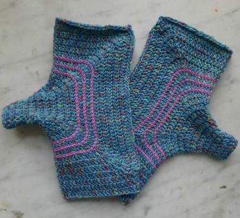 Und noch ein Paar Pulswärmer (Häkelanleitung #3 für Pulswärmer), diesmal aus 6fädiger Sockenwolle "Aktiv" von Supergarne (und ein Rest Twister Solid Farbe 115 Peony für die Verzierung). Tolle Anleitung!
#Pulswärmer #Handstulpen #3
