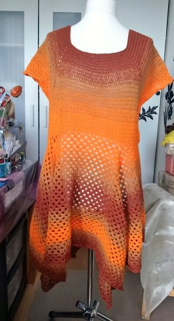 Ich habe diesen Tunika in Gr. 54 gearbeitet und die Beschreibung ist gganz toll beschrieben. Ich denke das es auch für anfänger nicht schwer ist es nachzuarbeiten.