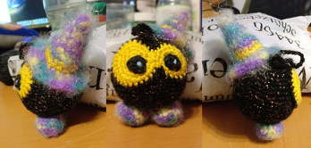 Die kleine Hexe ist fertig ^-^
Anleitung war toll beschrieben und auch als Anfänger schön häkelbar, habe erst 4 oder 5 kleine Amigurumis gehäkelt und würde mich daher doch noch als Anfänger sehen. Die fusselige Wolle für den Hut war vielleicht nicht die einfachste Wahl aber viel mehr Wollreste hatte ich nicht zur Auswahl und schön finde ich es auch.
Bin stolz auf mein Werk, werde bestimmt noch eine machen, aber erstmal kommt der Kürbis an die Reihe.