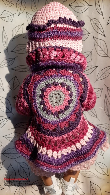 Puppenkreisjacke Nr. 2 (rosa am Band) mit Mütze bei beiden Jacken gleich gehäkelt für meine 6jährigen Zwillingsenkelinnen zu Ostern 2022.