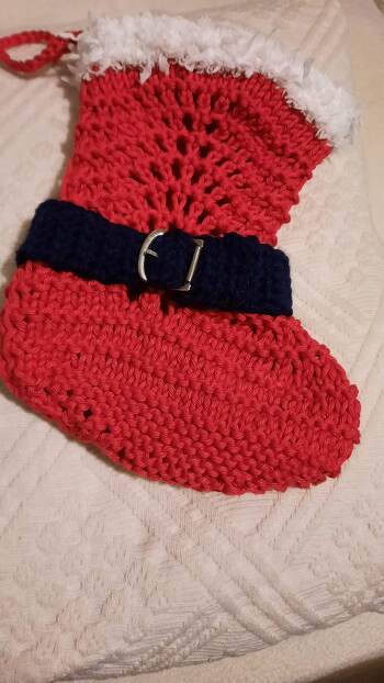 Guten Tag, eine ganz tolle Strickanleitung, das Ergebnis ist auch zufriedenstellend.
Ich habe für dien 1 Socken 50 g Catania Grande mit 4er Nadeln benötigt. Danke