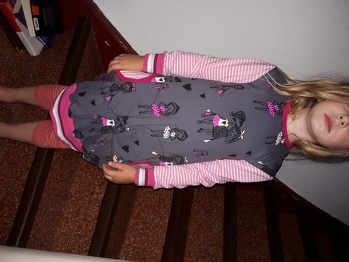 Wunderschönes Kleid! Klasse Schnitt und mal mit langen Ärmeln.