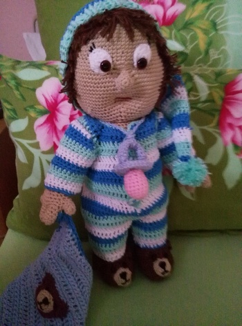 Nun ist mein Seppl fertig. Ich habe mit Catania gearbeitet. Für den Körper musste ich nachkaufen. Außerdem hat das Mint nicht mehr für die Umrandung des Kuscheltuches gereicht, deshalb habe ich das kräftige Türkis verwendet. Ich finde er ist ganz gut geworden, obwohl ich den kindlich erstaunten Gesichtsausdruck des Originals nicht ganz hinbekommen habe.