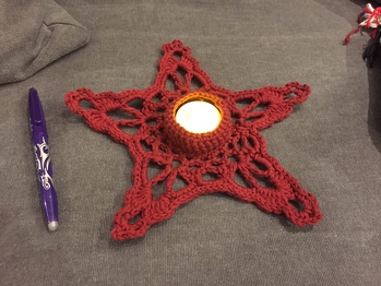 Meine Großeltern können im Heim keine Kerzen mehr anmachen, da kam diese (sehr verständliche) Anleitung wie gerufen. Ich habe eine andere Wolle benutzt, daher ist die Halterung in der Mitte einen ticken größer, aber das ist nicht schlimm.