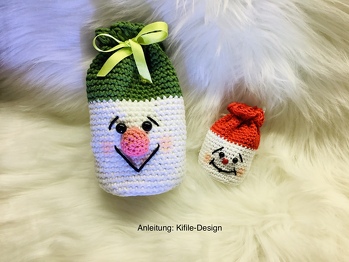 Die Säckchen sind schnell zwischendurch gehäkelt und für die Beschenkten bestimmt eine Augenweide. Für das grüne Säckchen habe ich dicke Wolle genommen. Da passt dann schon ordentlich was rein. Eine feine Idee von Sandra. Herzlichen Dank dafür.