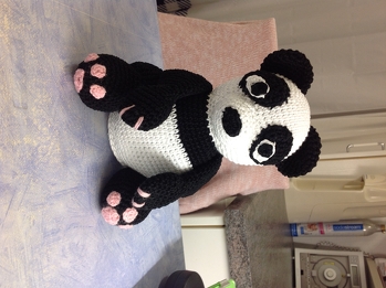 Der kleine Panda ist fertig. Es hat sehr viel Spaß gemacht. Bei den Ballen habe ich eine Änderung vorgenommen, denn mir erschienen die angegebenen zu groß.  Nun werde ich den großen Bruder machen. Vielen Dank für die schöne Anleitung!