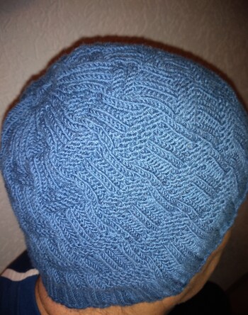 Habe die Mütze mit Merino 150 von Lang Yarns gestrickt. Die ist anscheinend etwas dünner als das Original. Brauchte sowohl in der Weite als auch in der Länge einen Mustersatz mehr. War aber ganz easy, vielen Dank für die tolle Anleitung 🙂