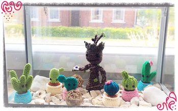 Ich habe nach einer Deko idee für mein Gewächshaus gesucht und diese supersüßen Kakteen passen hervorragend!
Die Anleitung ist sehr toll beschrieben und bebildert.
Ergänzt werden sie von Baby Groot, damit er nicht so einsam ist :o)