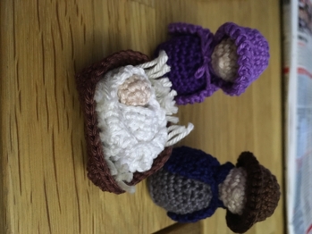 Hier schon mal der Anfang mit Maria, Josef und dem Jesuskind. Die Krippe habe ich etwas abgewandelt, sie war mir sonst zu groß und ich habe etwas 