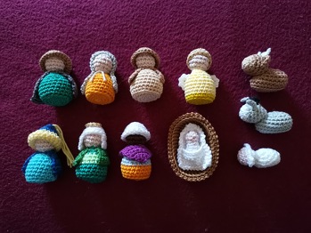 Gebraucht habe ich ca 12 Stunden für alles zusammen. Eine liebe Freundin wollte diese Mini Weihnachtskrippe gerne für ihre Klasse haben. Also hab ich mich hingesetzt und angefangen.
Vielen dank für die tolle Anleitung.