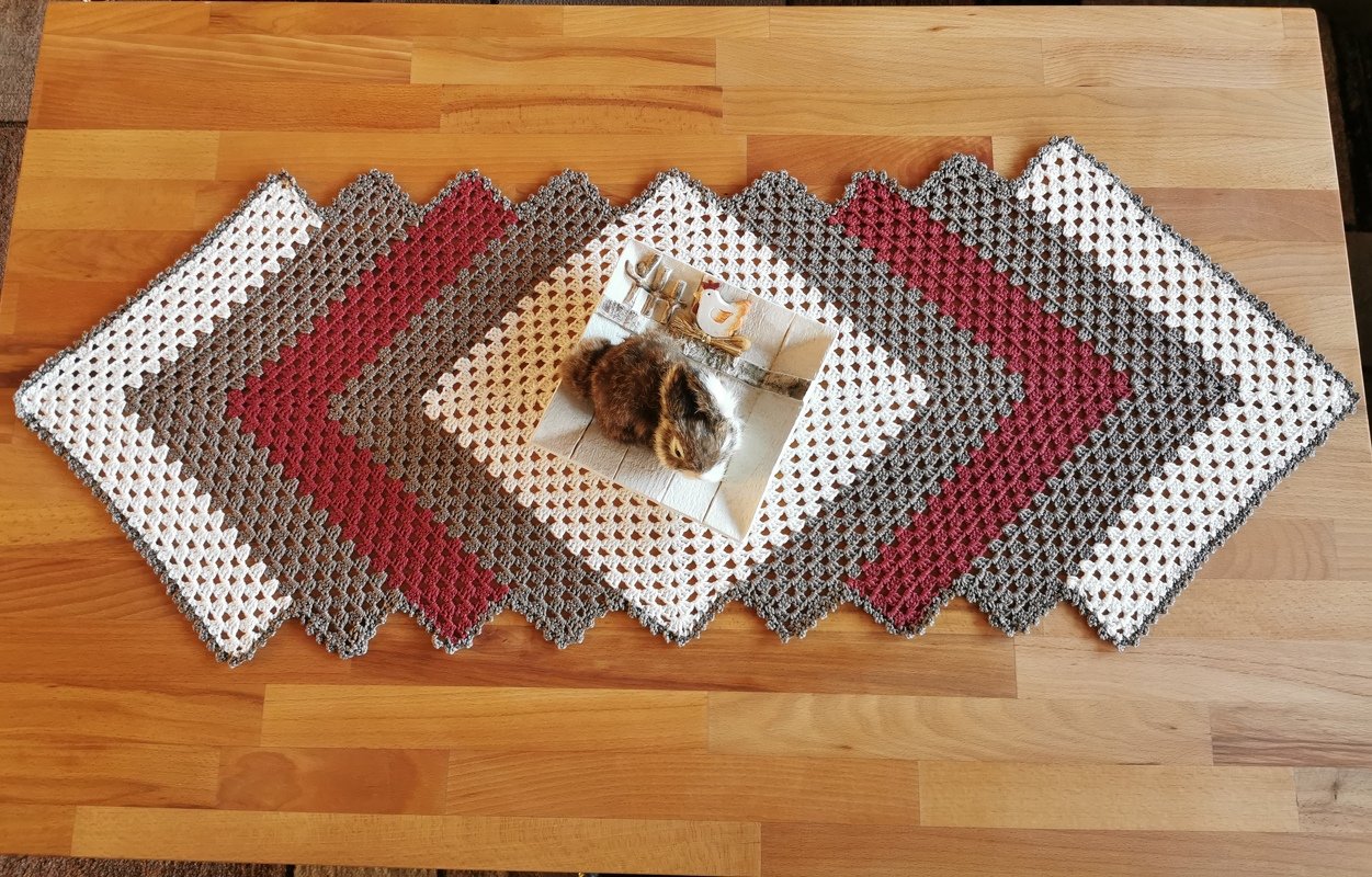 Crochet / pattern / Tablerunner