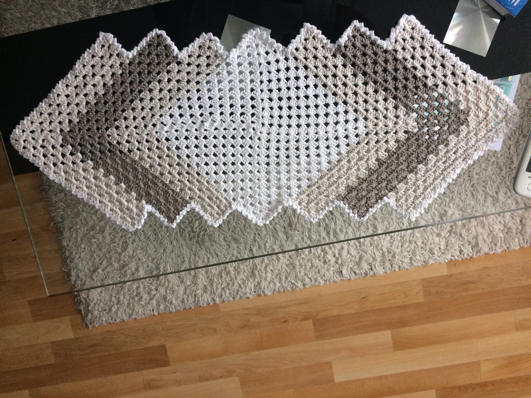 Crochet / pattern / Tablerunner