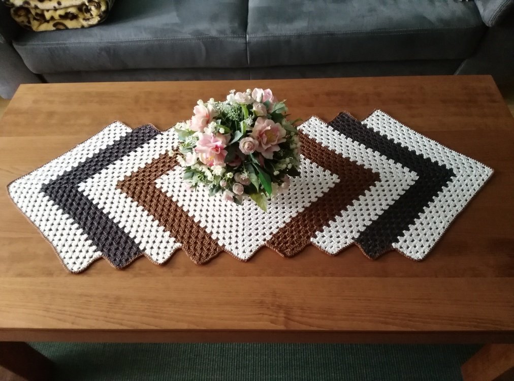 Crochet / pattern / Tablerunner