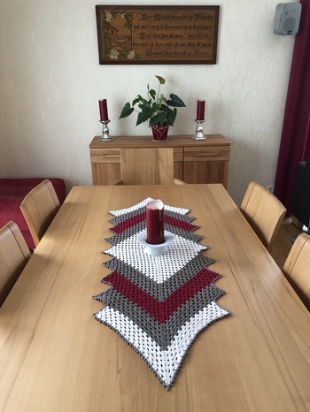 Super Anleitung und ein tolles Ergebnis. Die Tischdecke mache ich auf jeden Fall noch mal in anderen Größen und Farben.