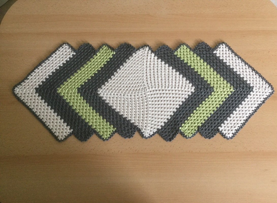 Crochet / pattern / Tablerunner