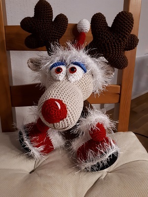 Tada noch pünktlich zu Weihnachten ist mein Elch von diba26 fertiggeworden. Wirklich tolle AL, und es hat super Spaß gemacht danach zu häkeln. Man glaubt gar nicht, wie groß er wird. Durch das Geweih und die Mütze war der Kopf etwas schwer und wackelte noch, habs dann geschickt nachgenäht.
Diese bräunlichen Augen, für die ich bisher keine Verwendung hatte, passen doch gut finde ich.
Danke an Diana, durch Deine AL hab ich das 1. Mal mehrere Reihen mit dieser Fransenwolle gehäkelt. Davor hab ich mich immer gesträubt, es hat aber funktioniert. Bin mit dem Ergebnis sehr zufrieden.
Die Beschenkte war total happy.
