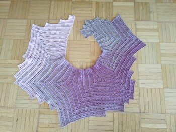 leicht zu arbeiten, wunderschön, das gezeigte Tuch ist die größere Variante Duinen II