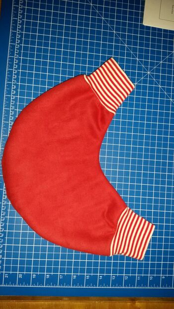 Vielen lieben Dank für das Schnittmuster - hat alles super geklappt und das Ergebnis finde ich sehr schön. Verwendet habe ich ein rotes, raues Kunstleder mit Fell innen - Bündchen aus rot-weiß gestreifer Bündchenware.
Ich hoffe, dass das verliebte Ehepärchen, dem das Ganze geschenkt wird, daran seine Freude haben wird!