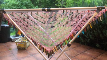 Nach anfänglichen Zählproblemen (weil noch nie gemacht) total nachvollziehbar und schön zu häkeln. Man kann richtig zusehen, wie es wächst - mach einem richtig Freude… das wird nicht mein letztes Tuch dieser Anleitung gewesen sein