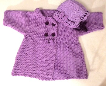 Danke für die schöne Anleitung. Es hat alles gut geklappt. Ich habe nur eine kleine Änderung vorgenommen, und zwar habe ich an den Seiten (unter den Armlöchern) jeweils spickelartig ein paar Maschen zugenommen. So fällt das Rockteil etwas weiter aus. Ich finde, das Jäckchen ist ganz gut gelungen.
Das Mützchen habe ich nach: *Häkelanleitung Babymütze von Herbys Trendartikel* gehäkelt