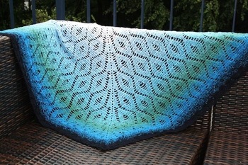 Nicht schwierig, aber hier war meine Geduld gefordert. Immer wieder hab ich mich verzählt oder bin mit Zu- und Abnahmen durcheinander gekommen. Aber am Ende: so ein tolles Tuch!