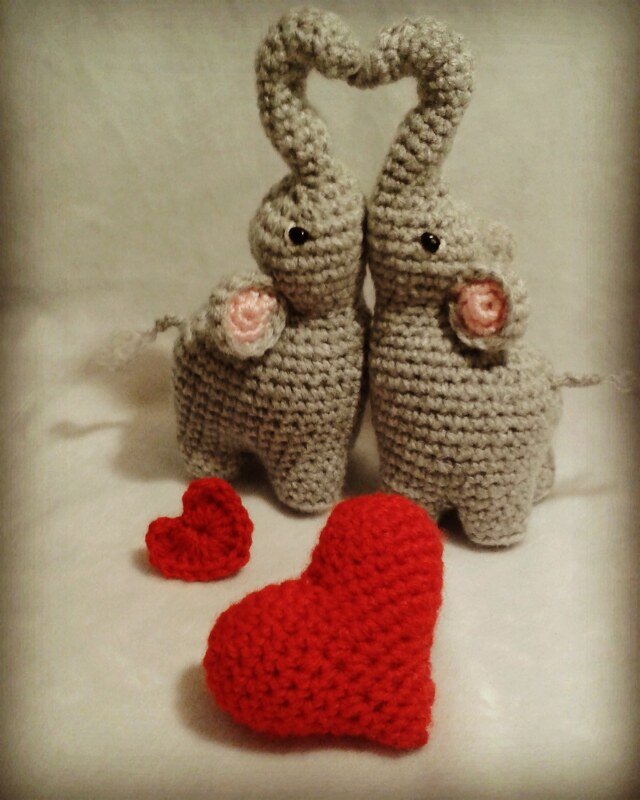 Crochet pattern loving elephants