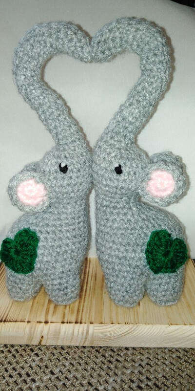 Crochet pattern loving elephants