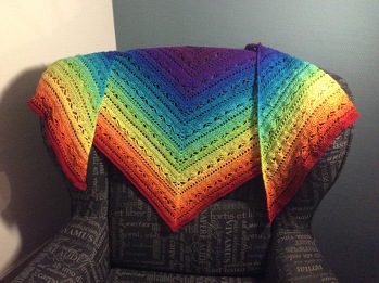 Gut geschriebene Anleitung und ein super Ergebnis ...... ich habe einen 4fach Bobbel mit 1000m Lauflänge verarbeitet. Leider musste ich auf den Pikotrand verzichten, weil sonst die Wolle nicht gereicht hätte. Ich habe einfach nur eine Reihe feste Maschen gehäkelt.