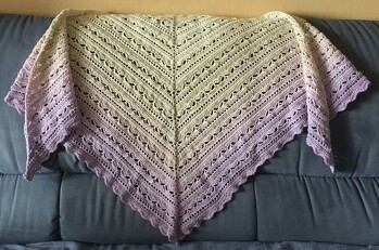 Wenn man erst mal durch die handschriftliche Anleitung durchgestiegen ist, lässt sich das Muster leicht häkeln. ich habe den Rand abgewandelt und statt der Pikots das Muschelmuster wiederholt.