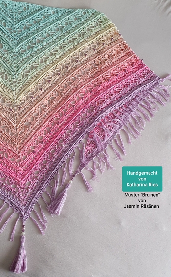 Tolles Muster. Ich habe es leicht modifiziert und statt der Noppen Perlen eingezogen.