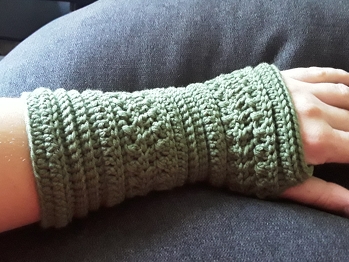 Sehr schönes und einfaches Muster. Sind auch fix fertig geworden. Da ich sehr dünne Handgelenke habe, habe ich ein wenig mit Zu- und Abnahmen gespielt und sie sitzen jetzt perfekt.