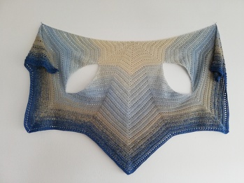 Tuchweste Aladin aus Woolly Hugs Bobbel Cotton 800/4, gehäkelt mit 3,5er Nadel.
Maße sind 160cm und im Rücken 87 cm.
Ich überlege noch, ob ich kleine Knöpfe zum Verschließen der Armlöcher annähe, um es zeitweise als Tuch zu tragen. 😄